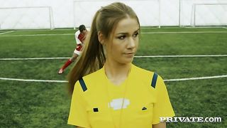 Качественный трах в попку массажиста и прекрасной молодой футболистки