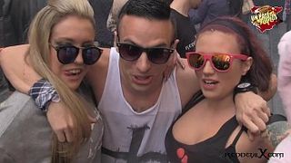 Две девки давалки сосут у парня на улице и на пару ебутся с ним в отеле