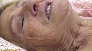 Развратная бабулька трахается с молодым соседом на кровати